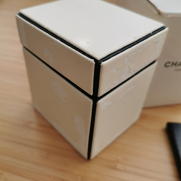 AUTHENTIC CHANEL watch with box size M - Picture 15 of 16